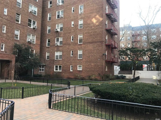 Foto del edificio - 105-38 64th Rd