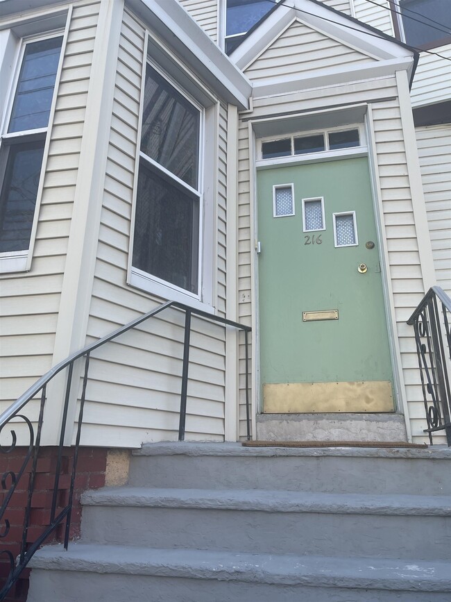 Building Photo - 216 Summit Ave
