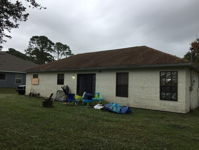 Building Photo - Cute and affordable in SE Palm Bay!!