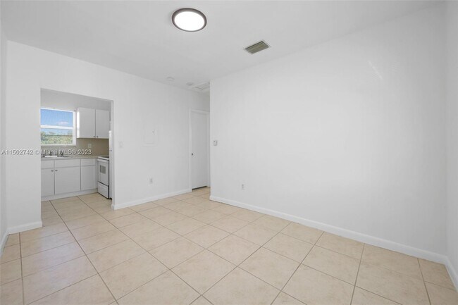 Foto del edificio - 571 NE 82nd St