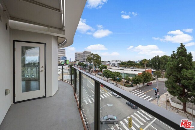 Foto del edificio - 1539 Purdue Ave