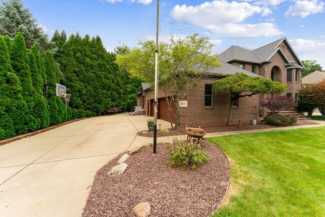 Building Photo - 652 Saddlebrook Dr