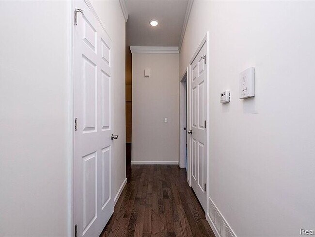 Foto del edificio - "Chic Urban Retreat: Spacious 1-Bedroom Condo with 1.5 Baths in the Heart of Detroit!"