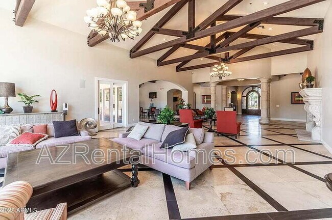 Foto del edificio - 1367 S Country Club Dr