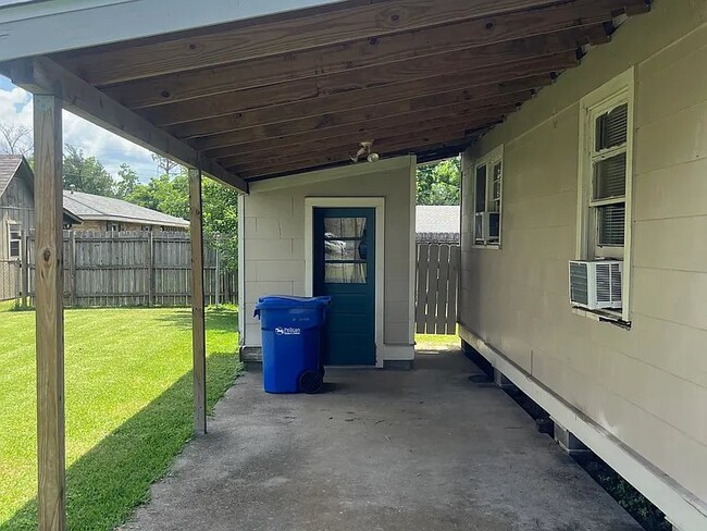 Building Photo - 1829 Badt Ave