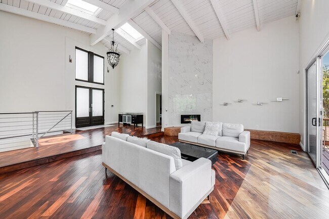 Foto del edificio - 9314 Sierra Mar Dr