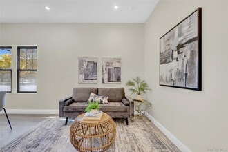 Building Photo - 610 Jericho Tpke