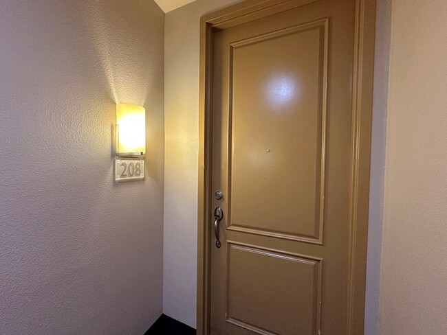 Building Photo - 2 BEDROOM 2 BATH GUARD GATED PARK AVENUE C...