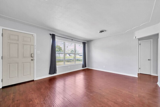 Building Photo - 1/2 off April Rent!!!