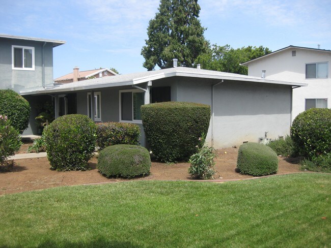 Building Photo - Laurel Manor