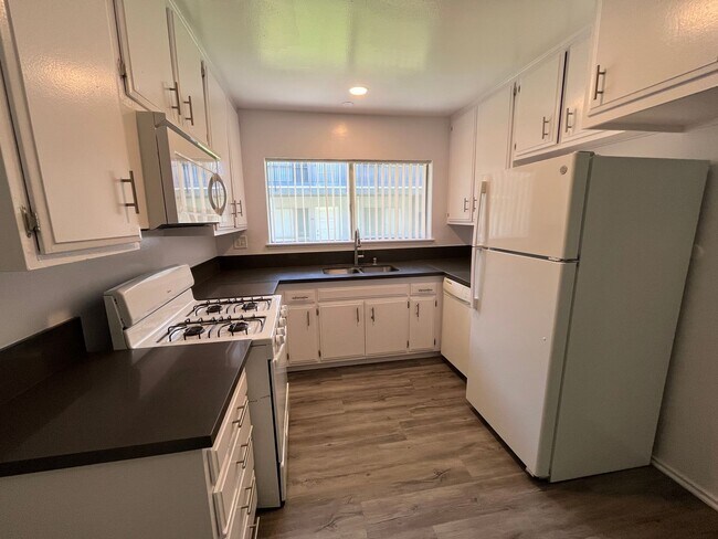 Interior Photo - 18400 Prairie Street