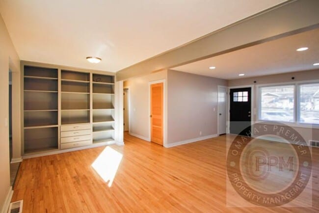 Building Photo - Fully updated 5 bedroom, 2 bathroom house