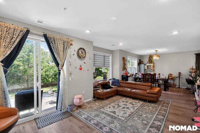 Foto del edificio - Spacious 3BR Condo in Highland Park