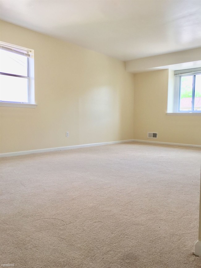 Building Photo - 2 br, 1.5 bath  - 706 Country Ln # B