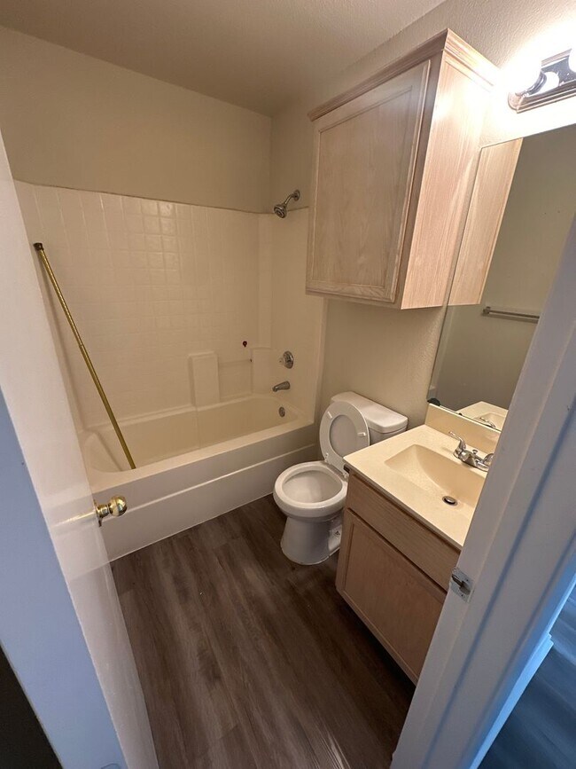 Foto del edificio - READY TO MOVE IN SPECIAL $500.00 OFF 1ST F...