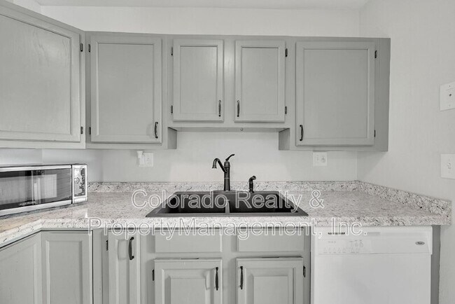 Building Photo - 6821 Bobtail Dr