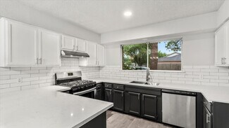 Building Photo - 10622 Highland Woods Dr