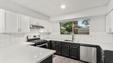 Building Photo - 10622 Highland Woods Dr