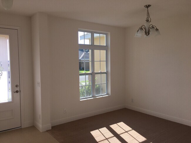 Foto del edificio - 4 BED HOME IN GATED COMMUNITY!! WINTER GAR...