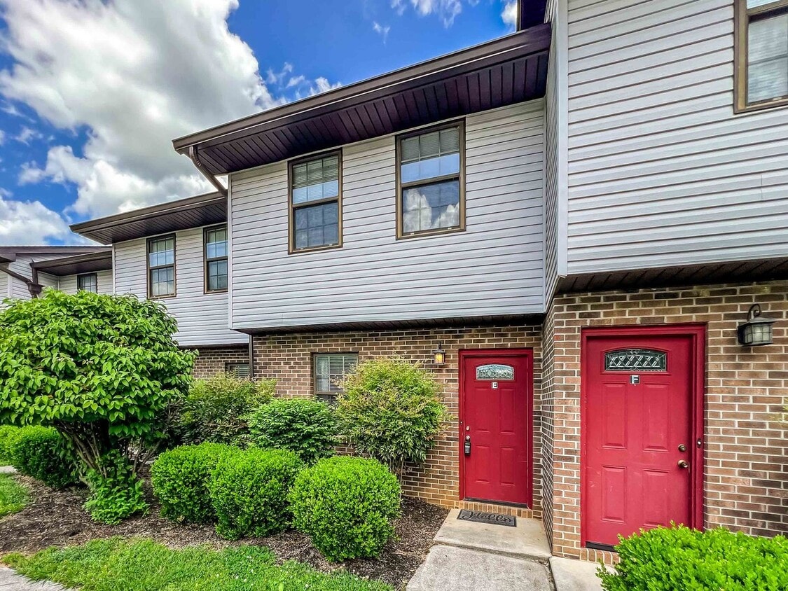 Conveniently Located 2-bedroom Townhome - Conveniently Located 2-bedroom Townhome