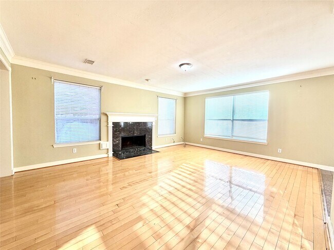 Building Photo - 1916 Lakewinds Dr