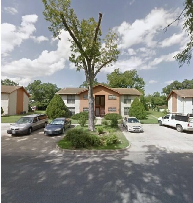 Cedar Villa Apartments - 201 Pecan St