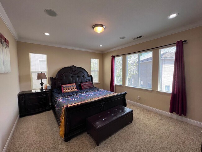 Building Photo - Gorgeous Executive Style Home