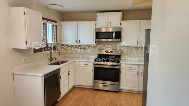 Foto del edificio - 985 West Ct
