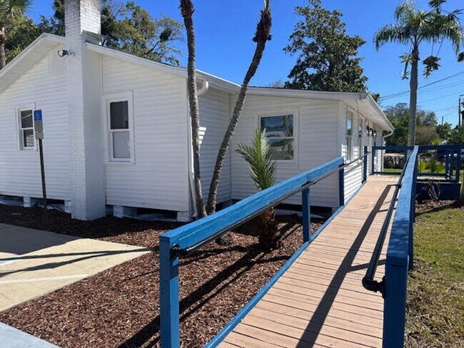 Foto del edificio - Commercial Building for rent !