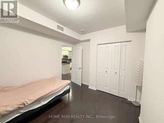 Building Photo - 242 Rideau St