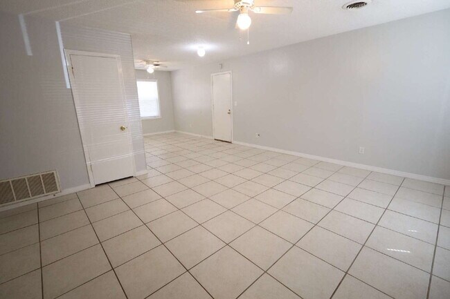 Foto del edificio - "Charming 3-Bed Home with 1.5 Baths in Ft Walton Beach!"