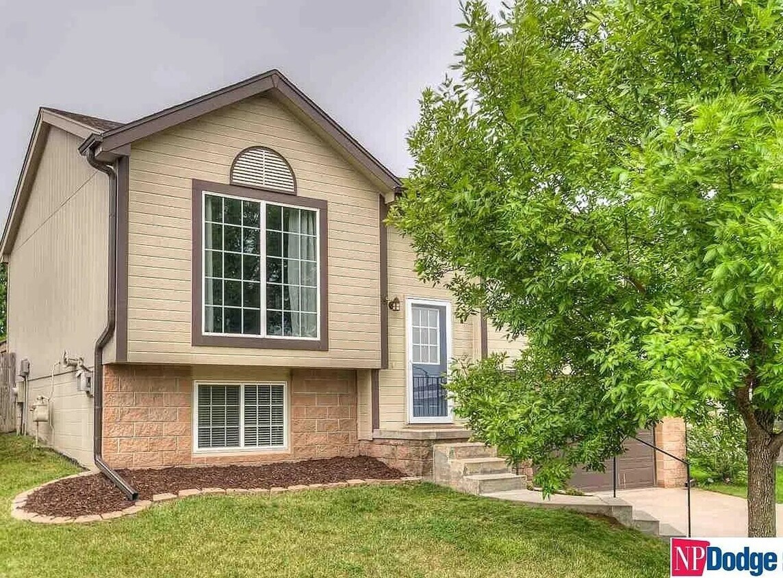 Foto principal - Charming 3-Bedroom Home in Quiet Omaha Nei...