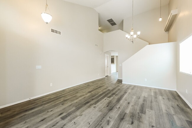 Building Photo - 3252 W Huntington Dr