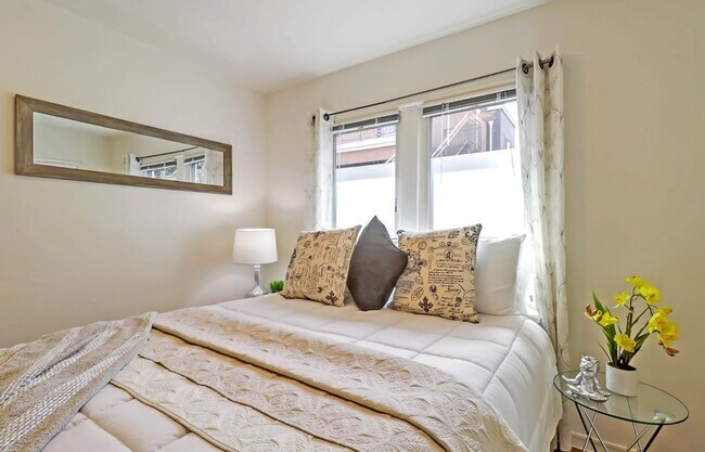 Interior Photo - 837-839 Cleveland Ave