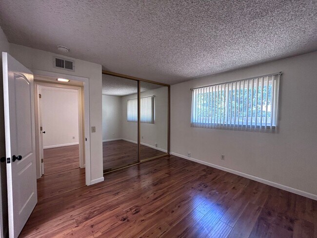 Foto del edificio - 3392-3394 Egmont Way