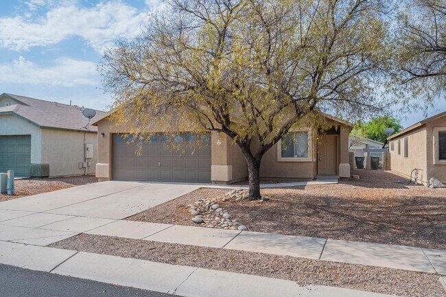 Foto del edificio - Spacious 3-Bed Tucson Rental with Garage &...