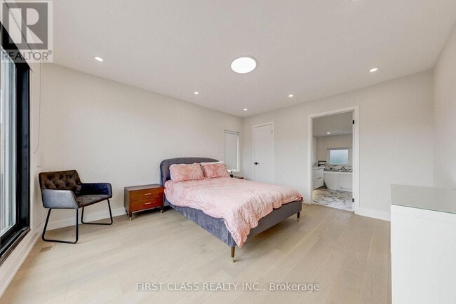 Building Photo - 431 Roxton Rd