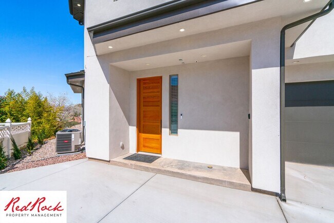 Foto del edificio - Modern and Spacious 4 Bedroom Home with an...