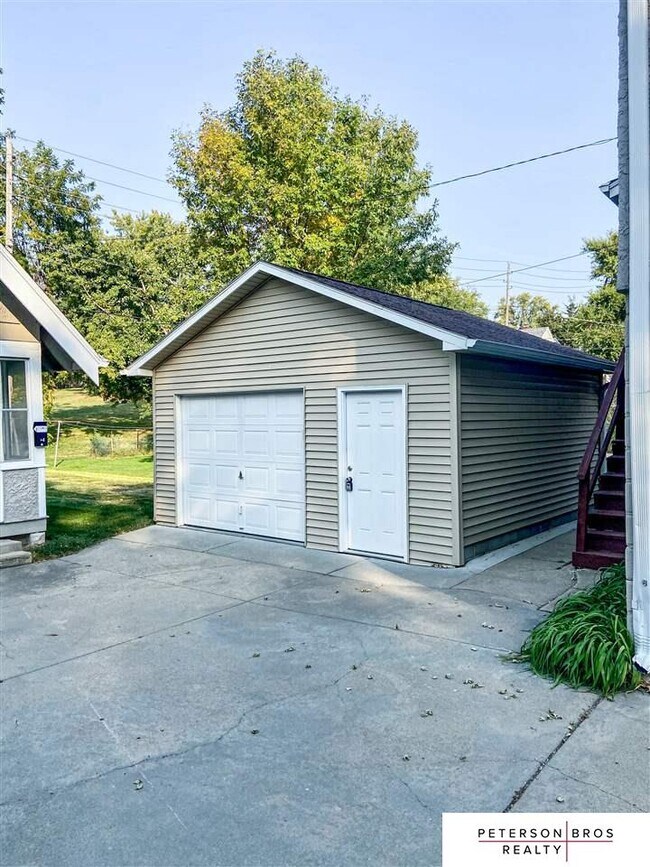 Building Photo - 2124 S 35th Ave