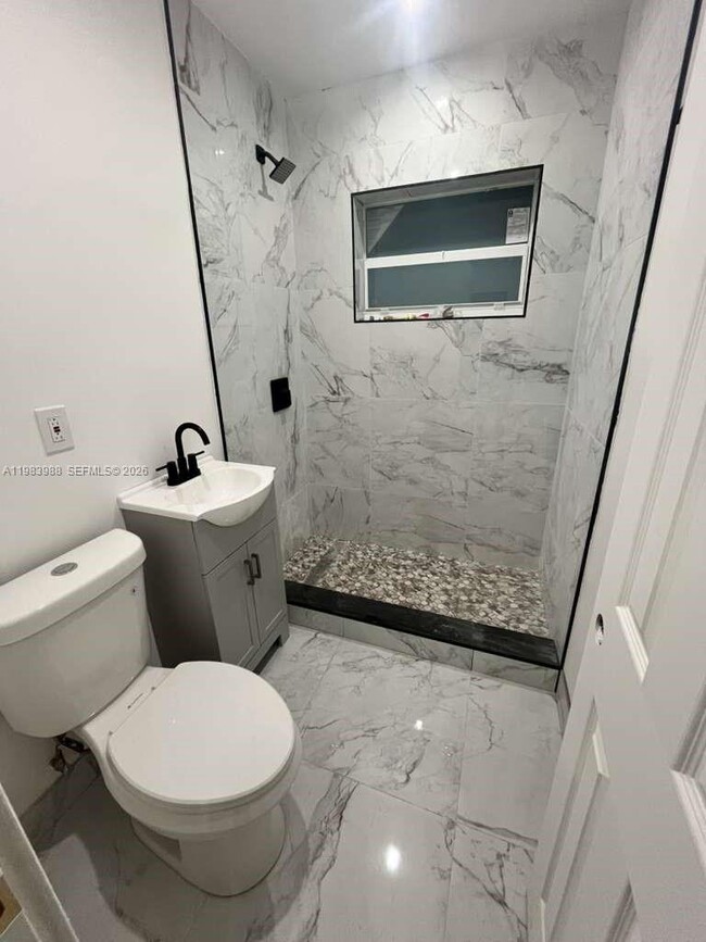 Building Photo - 1909 Plunkett St