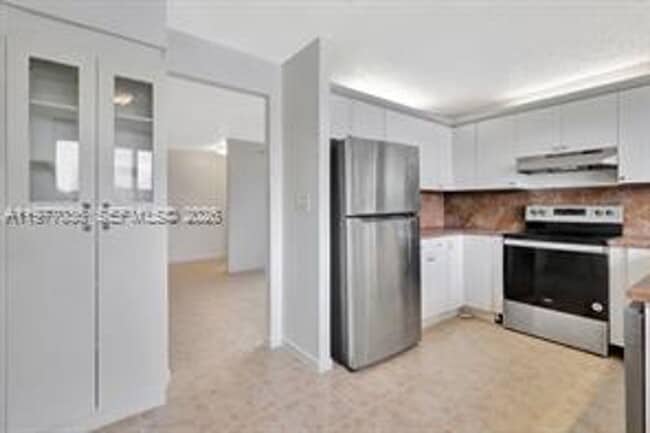 Foto del edificio - 615 NW 210th St