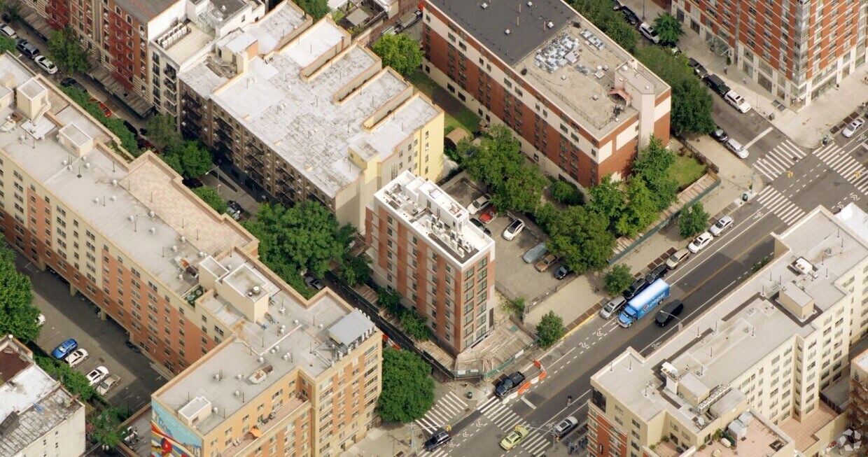 Foto aérea - 2171 Frederick Douglass Blvd