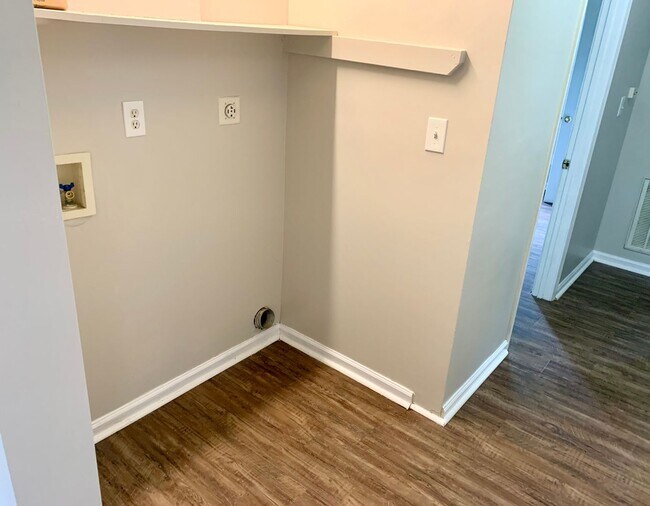 Building Photo - 3 bedroom 2 bath