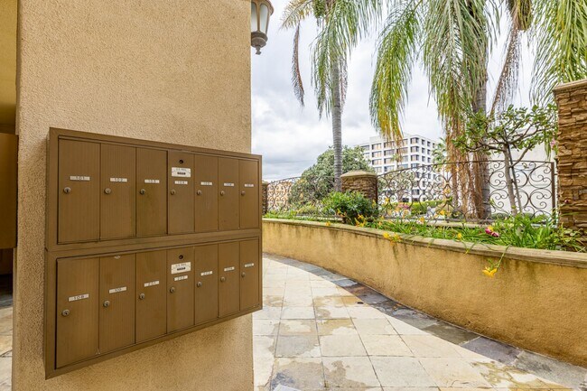 Building Photo - 540 E Angeleno Ave