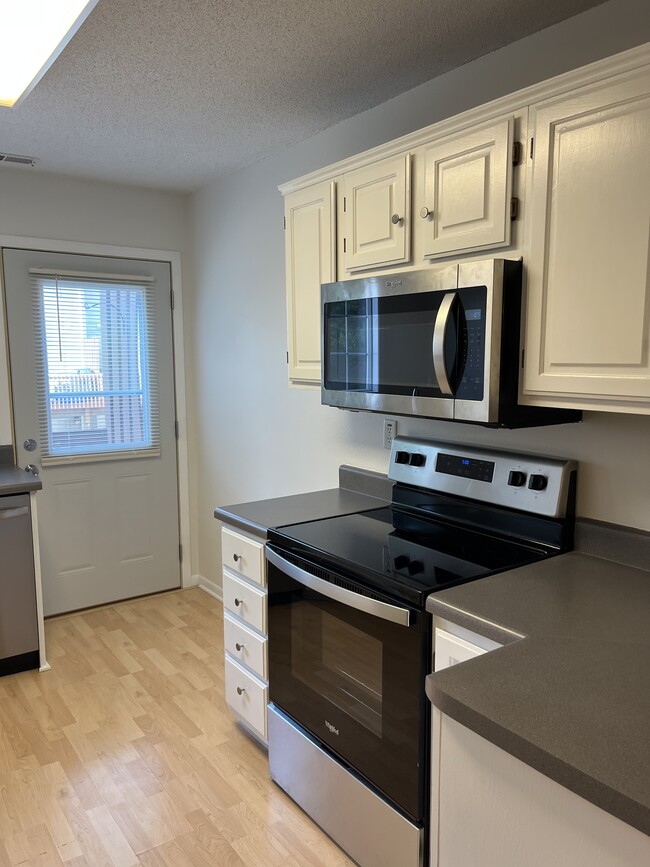 Kitchen - Entrance to Deck - 433 W Zeller St