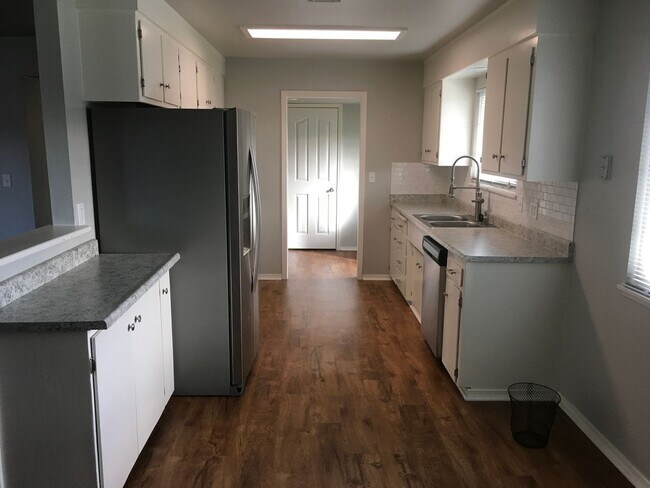 Foto del edificio - South Redding 2-Story Home, located in cul-de-sac