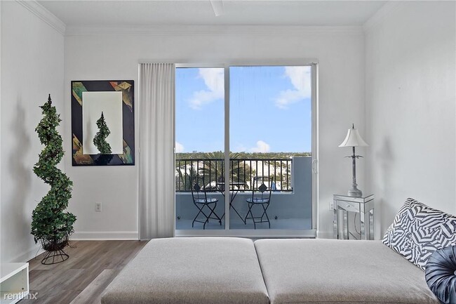 Building Photo - 1 br, 1 bath Condo - 2401 NE 65th St