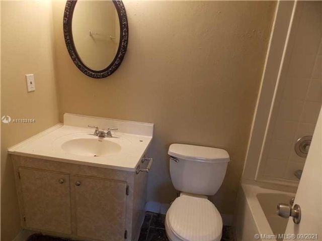 Building Photo - 220 SW 9th Ave