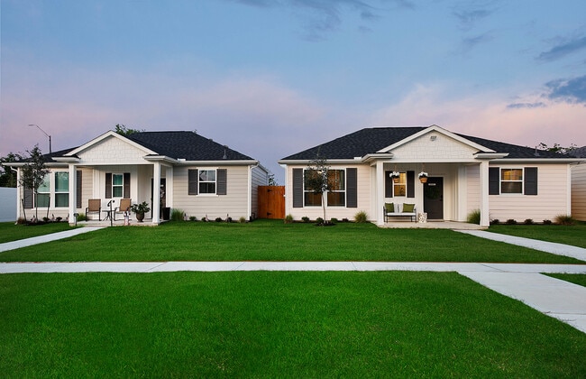 Building Photo - The Cottage Green Tomball