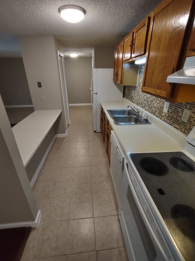 Building Photo - Move in ready condo in the UNCC area!